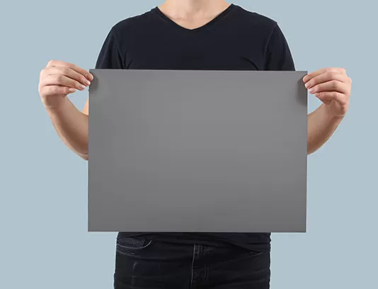 موکاپ پوستر در دست