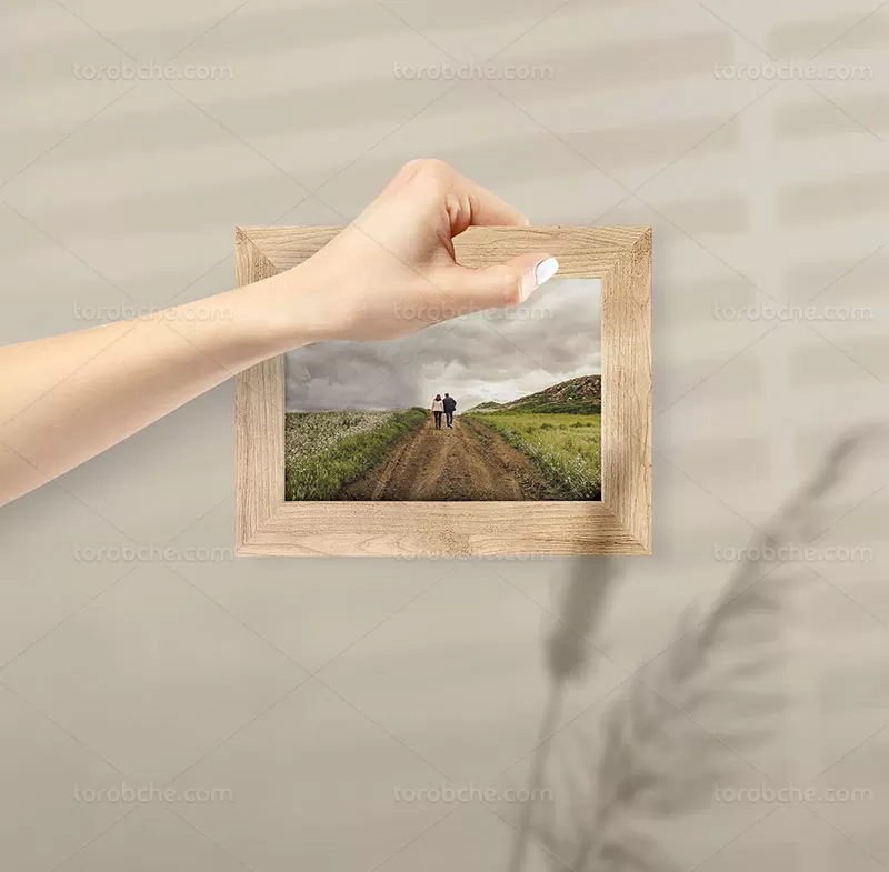موکاپ قاب عکس در دست