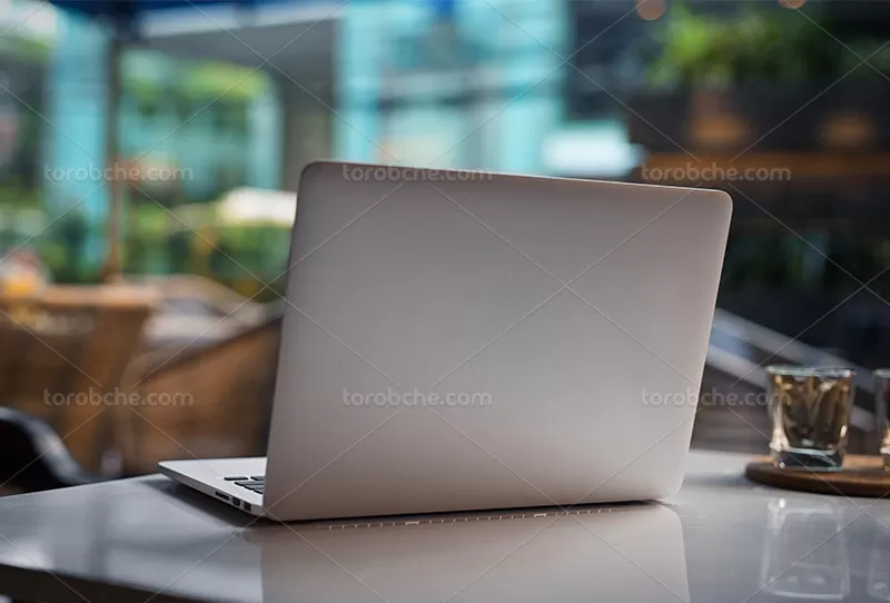 موکاپ لایه باز لپ تاپ با میز