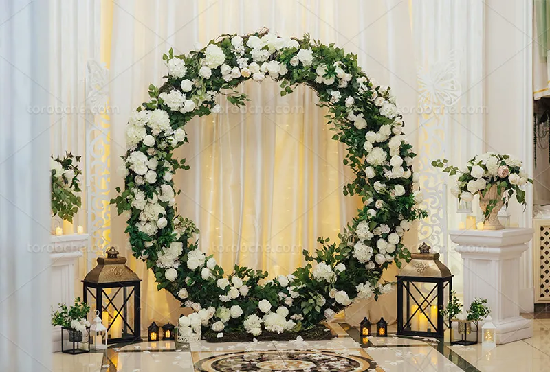بک دراپ عکاسی حلقه گل های سفید با برگ سبز