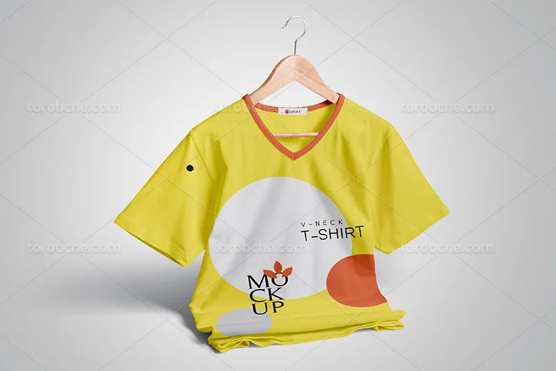 موکاپ تیشرت روی چوب لباسی