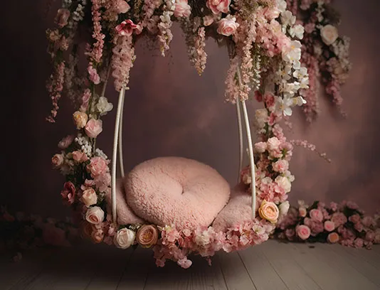 بک دراپ عکاسی کودک با گل رز سفید و صورتی