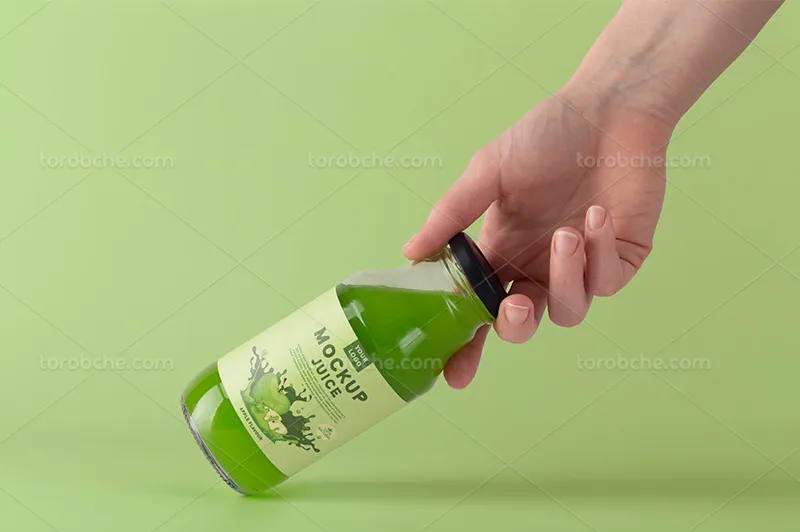 موکاپ بطری آبمیوه در دست برای طراحی